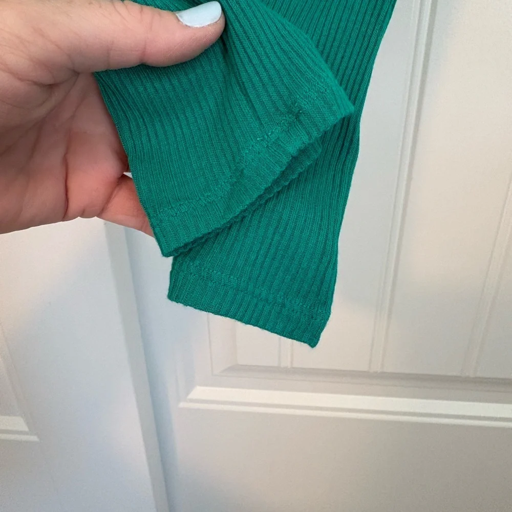 New ALO Yoga Ribbed Cinch Cropped Long Sleeve Top in Emerald green small